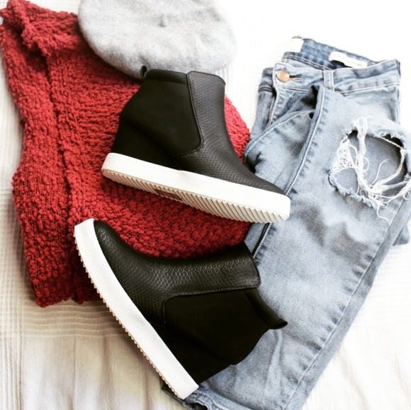 Shoes - 🆕//Fall Favorite Collection// Black wedge sneaker